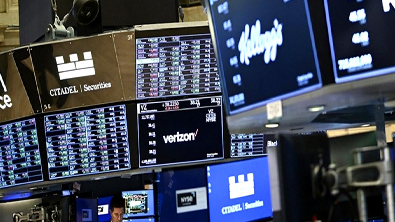 Küresel piyasalarda Fed'in para politikaları ve jeopolitik risklerin etkilerini keşfedin.