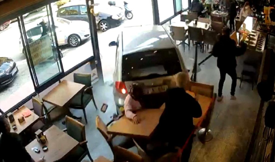 Kuşadası'nda bir kafenin içine giren otomobil, 4 kişinin yaralanmasına neden