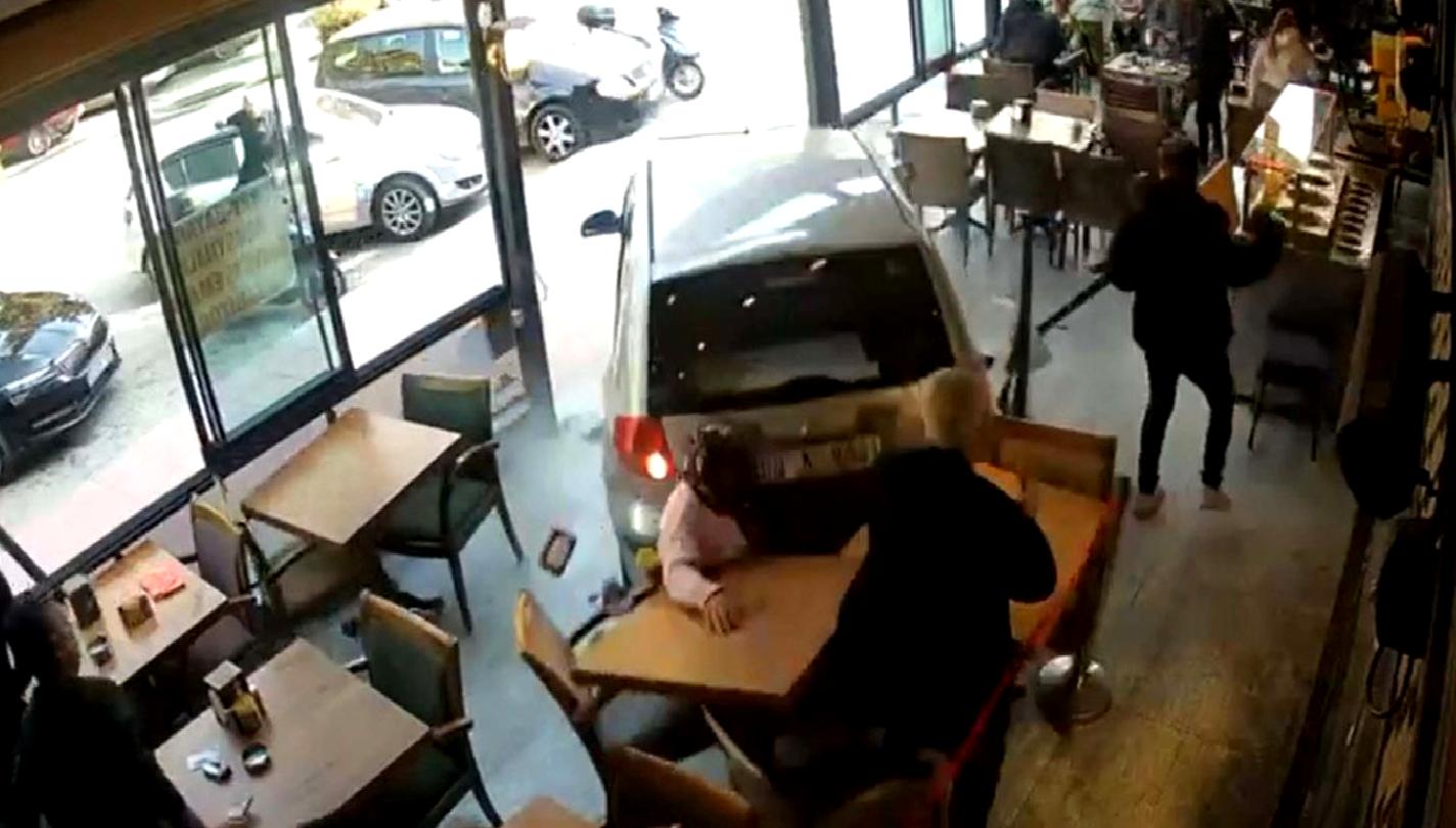 Kuşadası'nda bir kafenin içine giren otomobil, 4 kişinin yaralanmasına neden