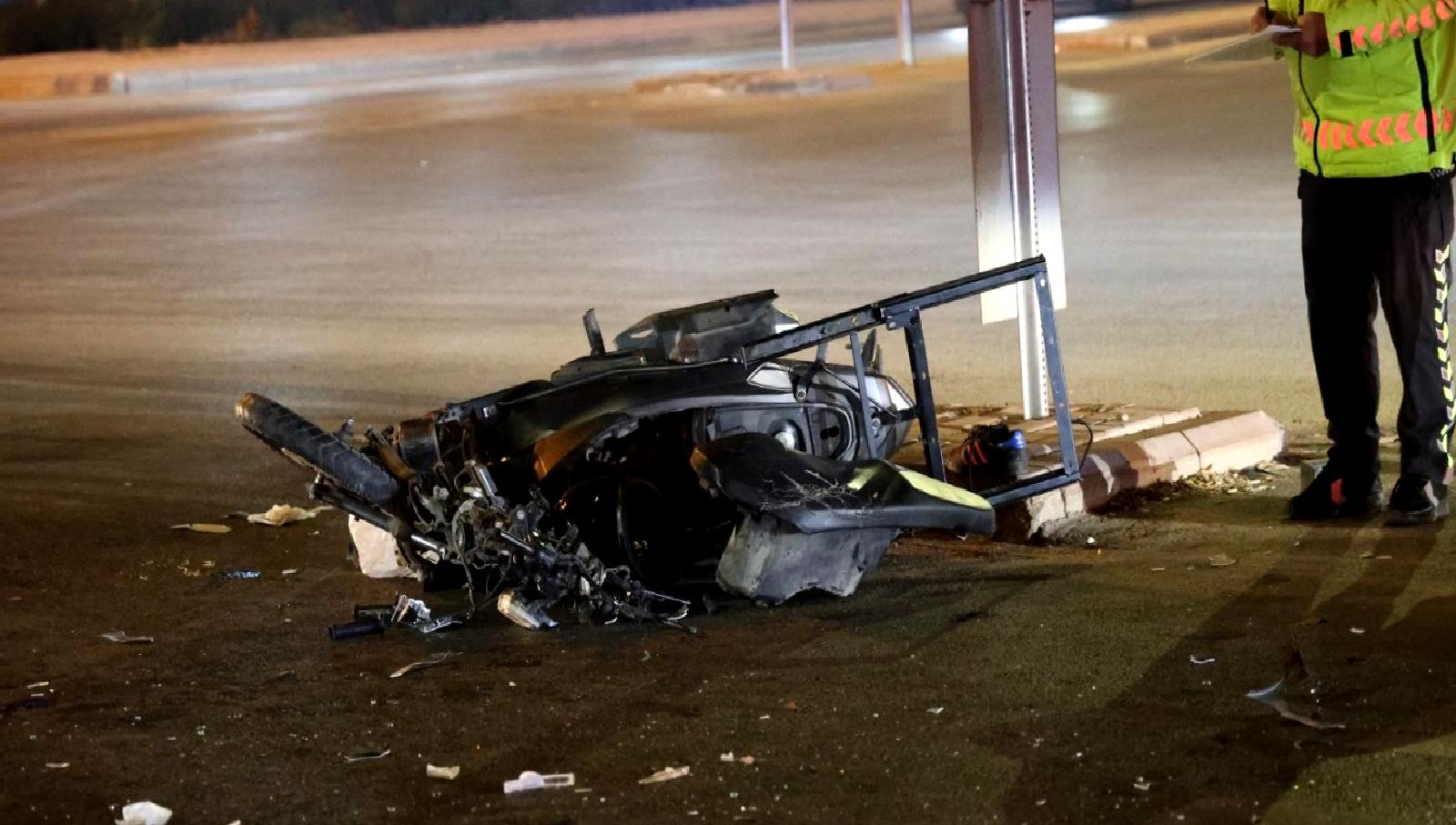 Meram'da meydana gelen motosiklet ve otomobil çarpışmasında 2 kişi yaralandı.