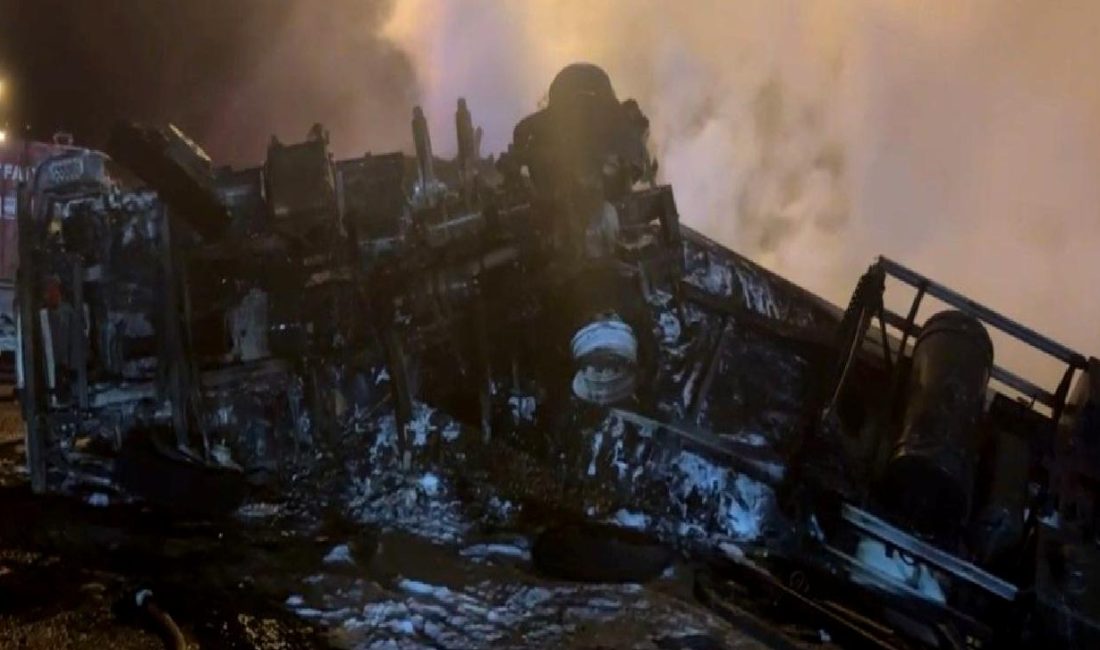 Mersin Tarsus'ta hurmalı tırın devrilmesi sonucu meydana gelen kazada yaralananlar