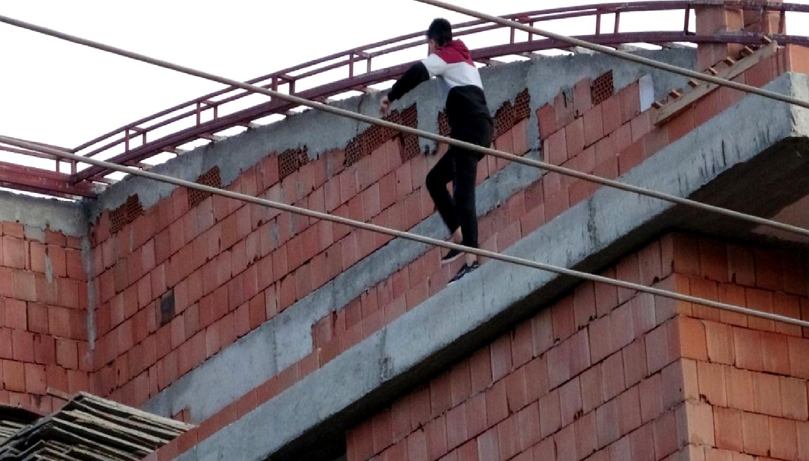 Muratpaşa'da inşaat çatısında yaşanan tehlikeli durumlar, iş güvenliği açısından büyük