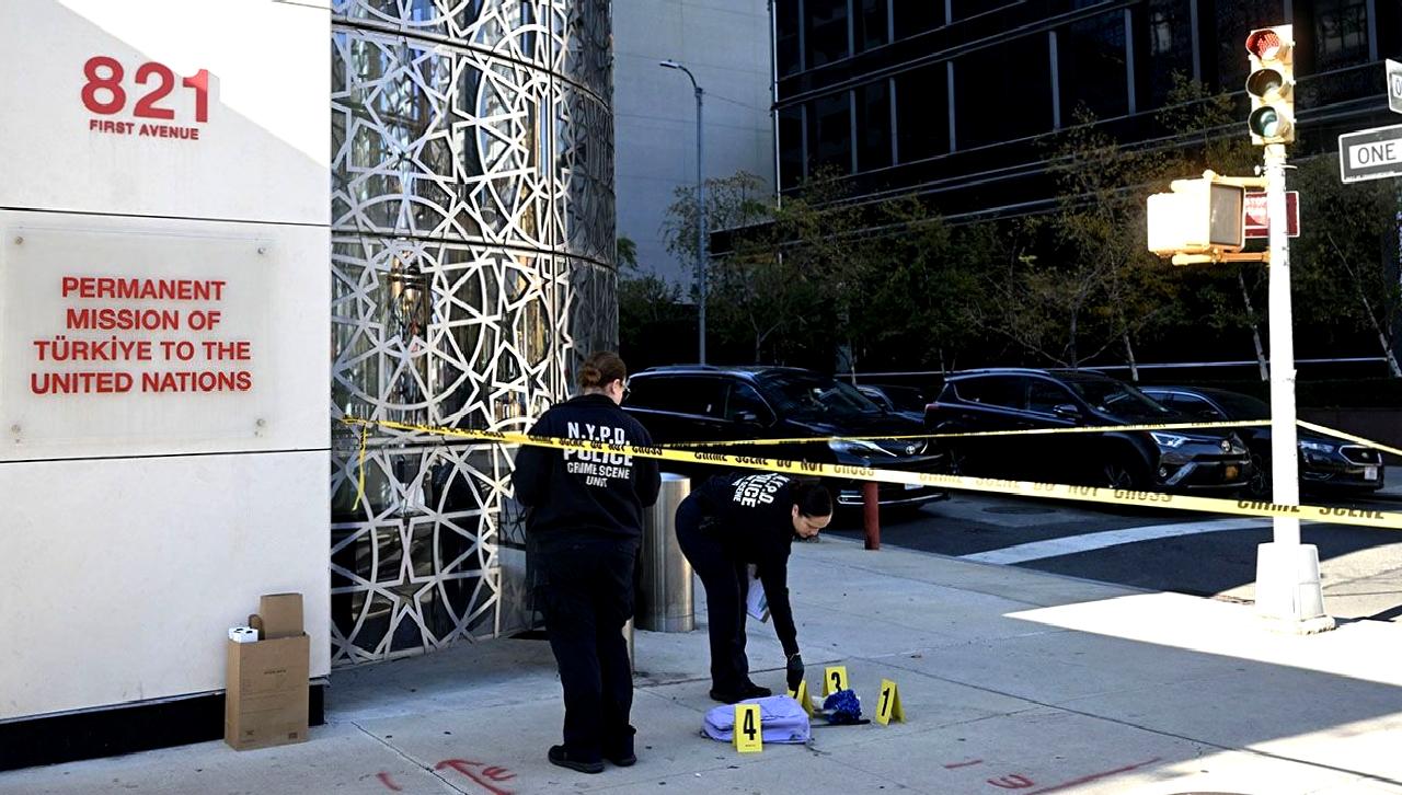 New York'ta meydana gelen bıçaklı saldırılar sonucunda iki kişi hayatını