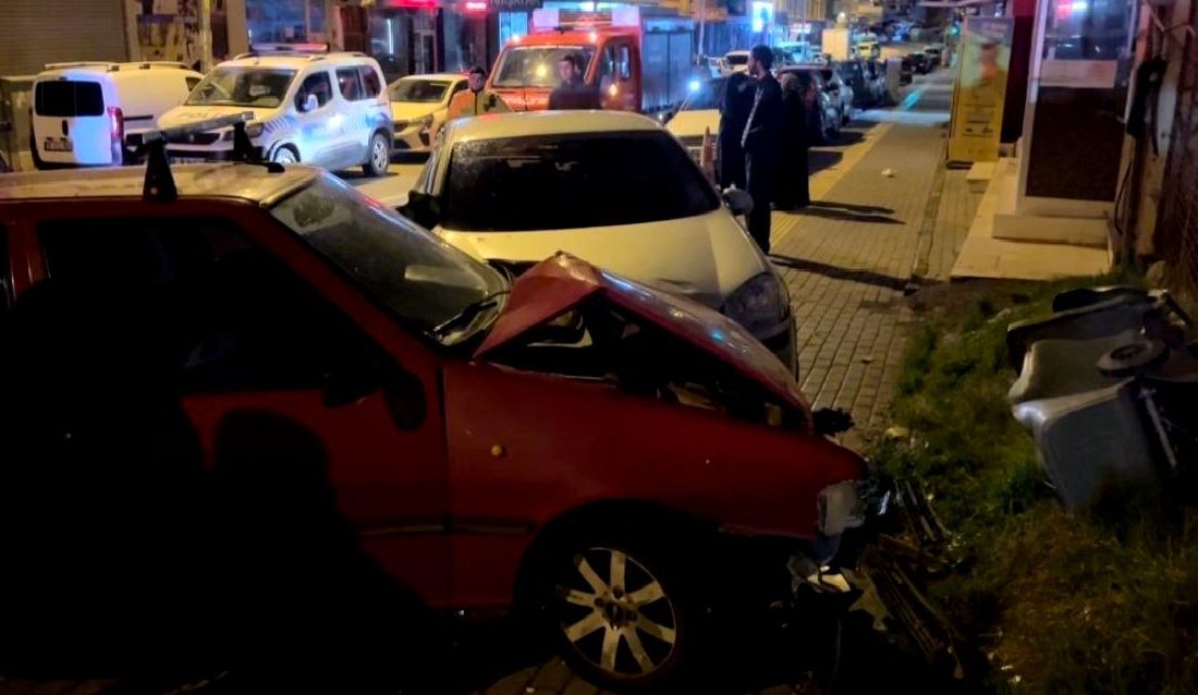 Otomobil Kazası: Sürücü Kaçtı, Alkol Şişeleri Bulundu Otomobil kazasında sürücünün kaçtığı ve olay yerinde alkol şişelerinin bulunduğu