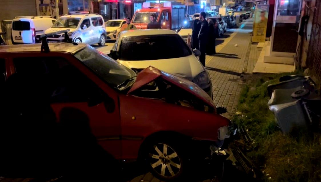 Otomobil kazasında sürücünün kaçtığı ve olay yerinde alkol şişelerinin bulunduğu