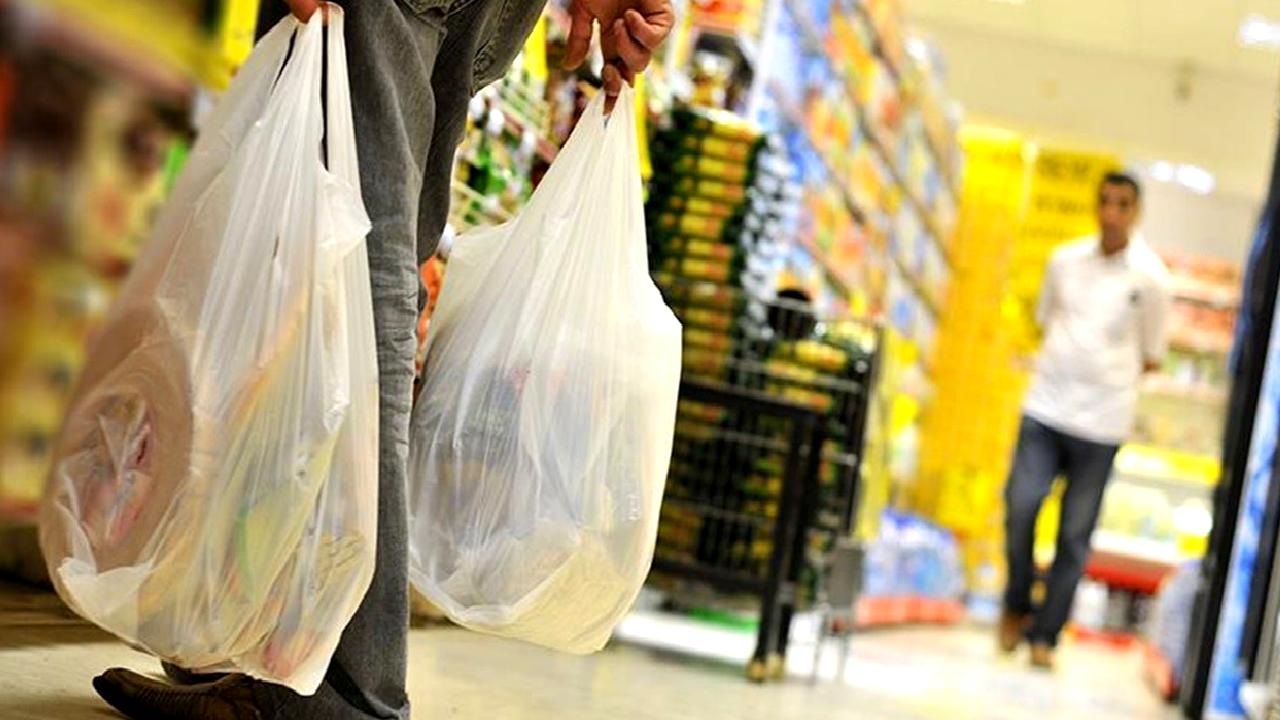 Plastik poşetlerin ücretlendirilmesi, çevre kirliliğiyle mücadelede önemli bir adım. Bu