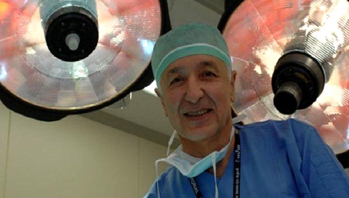 Prof. Dr. Münci Kalayoğlu, Türk tıbbının öncülerinden biri olarak tanınmakta