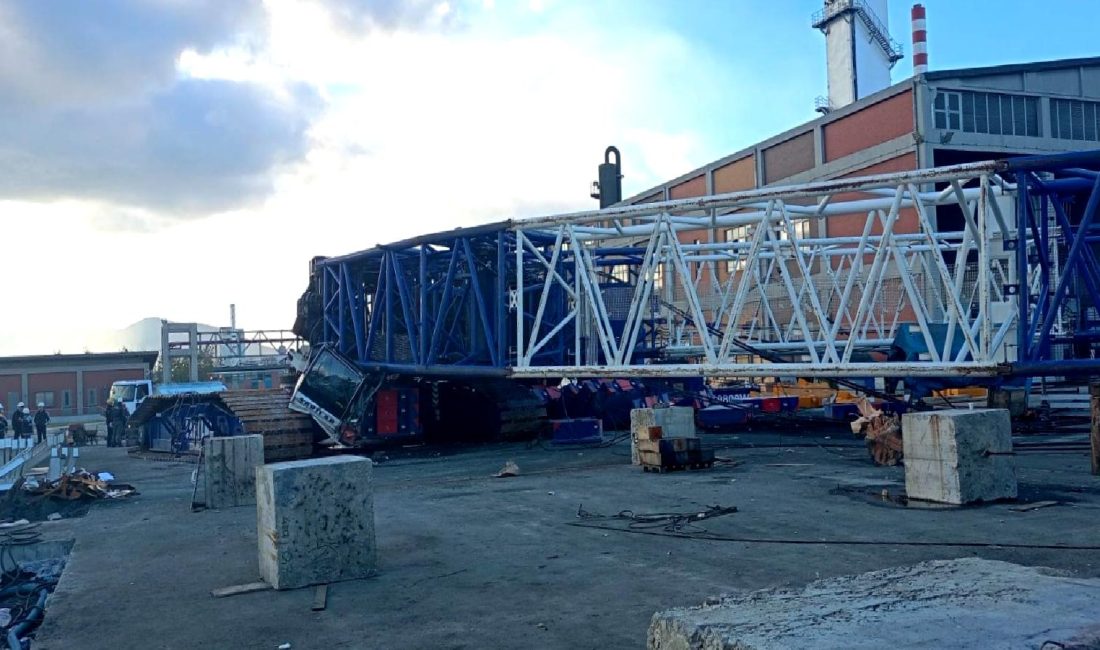 Samsun'da meydana gelen olayda bir kule vinç devrildi. Devrilme sonucu