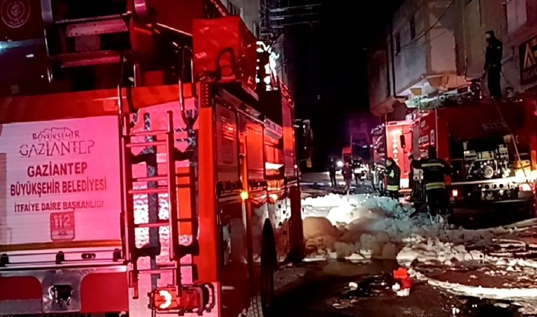 Şehitkamil’de Ayakkabı İmalathanesinde Yangın Paniği Şehitkamil'de bir ayakkabı imalathanesinde çıkan yangın, çalışanlar arasında paniğe neden