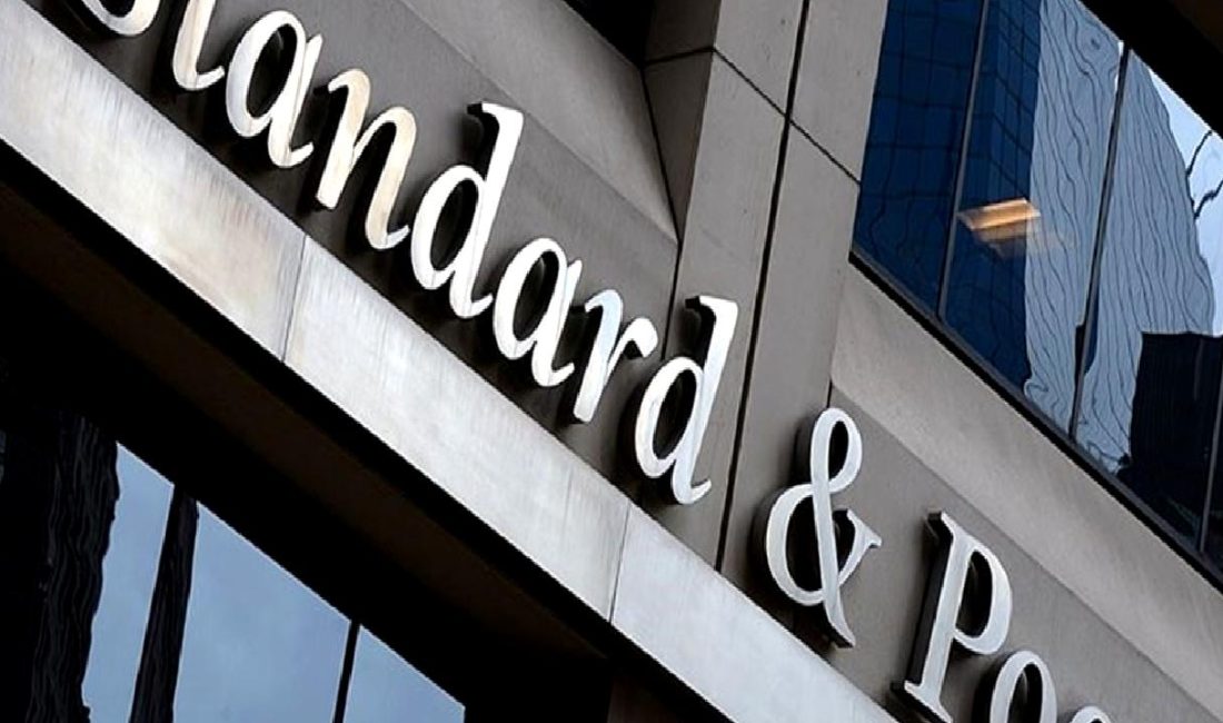 S&P Türkiye’nin Kredi Notunu BB- Seviyesine Yükseltti S&P, Türkiye'nin kredi notunu BB- seviyesine yükseltti. Bu karar, ekonomik