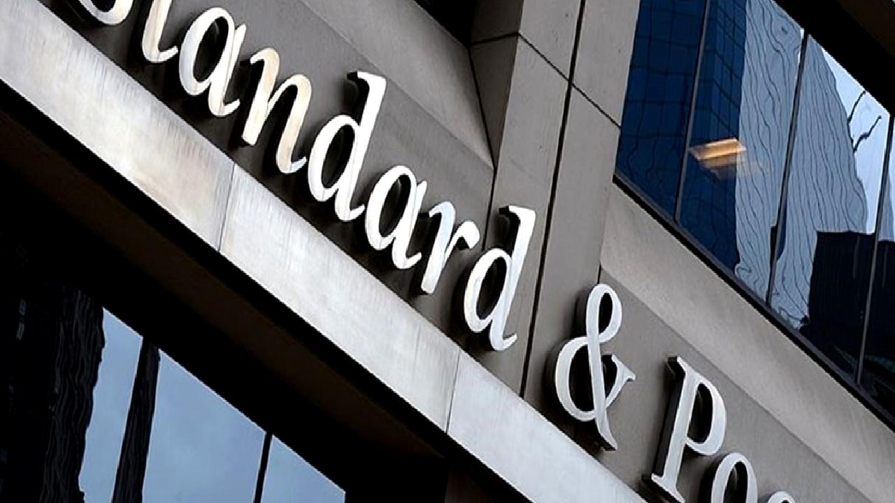 S&P, Türkiye'nin kredi notunu BB- seviyesine yükseltti. Bu karar, ekonomik