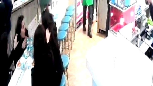 Taksim'de bir restoran, turistlerin hesap ödememek için yemeğine saç koymasıyla