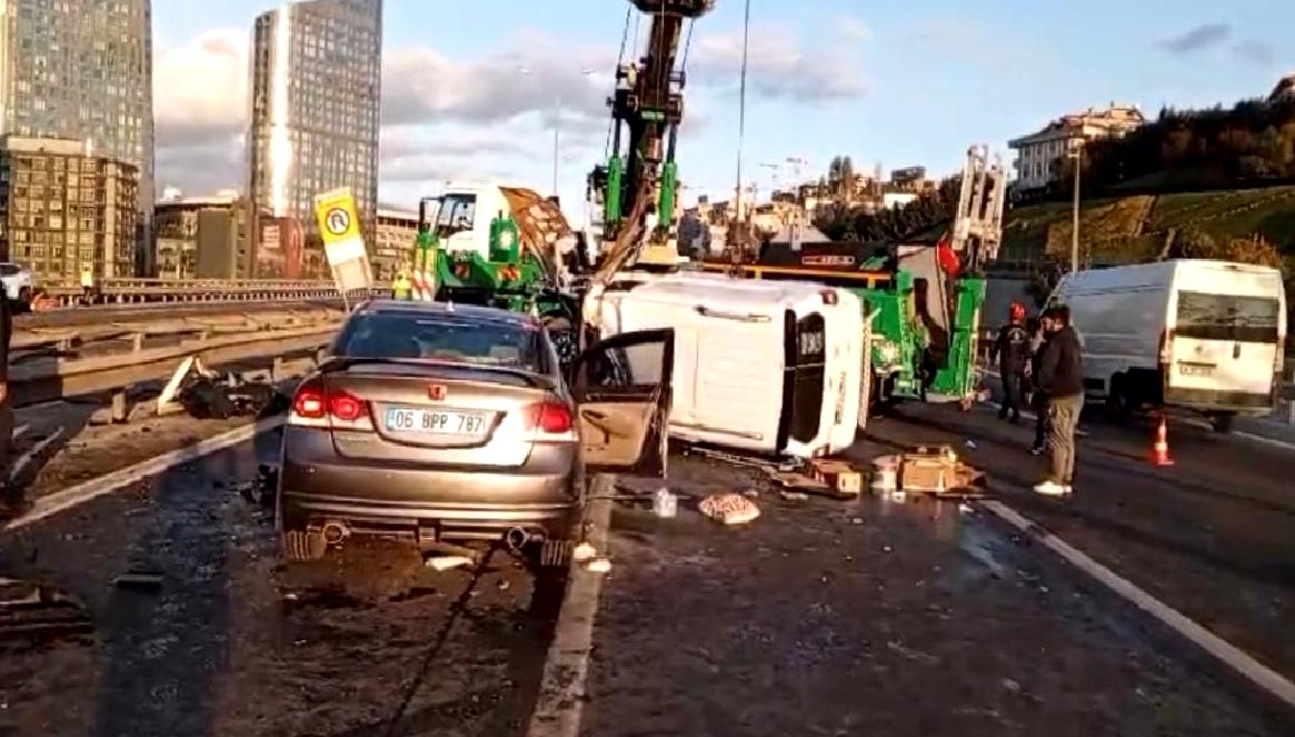 TEM Otoyolu'nda gerçekleşen feci kaza sonucunda iki kişi hayatını kaybetti,