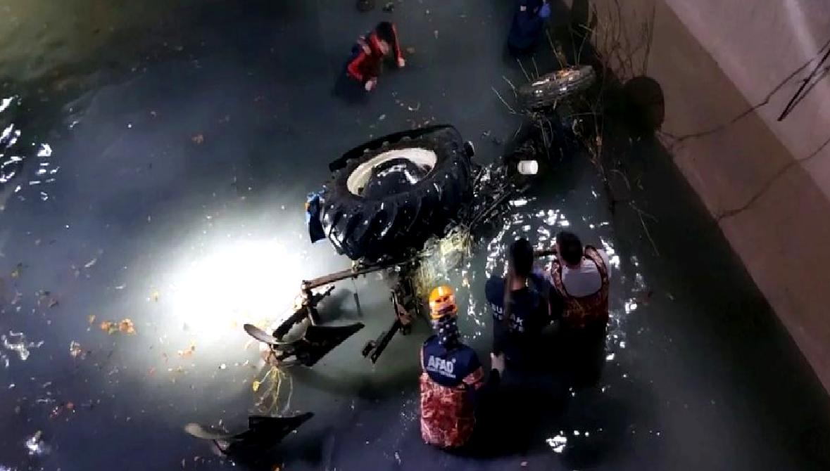 Bir traktör kazasında yangın havuzuna düşen çiftçi, olay sonucunda hayatını