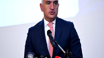 Türkiye'nin turizm gelirleri ve ziyaretçi sayılarındaki artış, ülkenin ekonomik büyümesine
