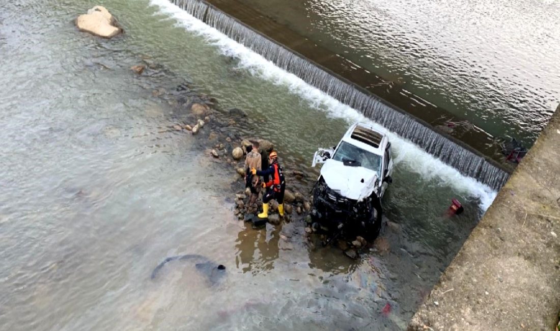 Ulucami Mahallesi'nde meydana gelen kazada, bir öğrenci servisi ile otomobil