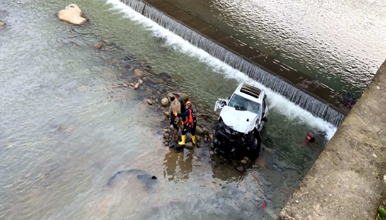 Ulucami Mahallesi'nde meydana gelen kazada, bir öğrenci servisi ile otomobil