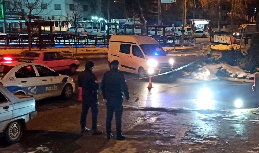 Yahyalı’da Alacak Meselesi Yüzünden Silahlı Kavga: 3 Yaralı Yahyalı'da alacak meselesi yüzünden meydana gelen silahlı kavga sonucu 3