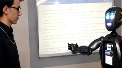 Yapay zeka destekli robot 'Ada', eğitim sisteminde devrim yaratıyor. Öğrencilerin