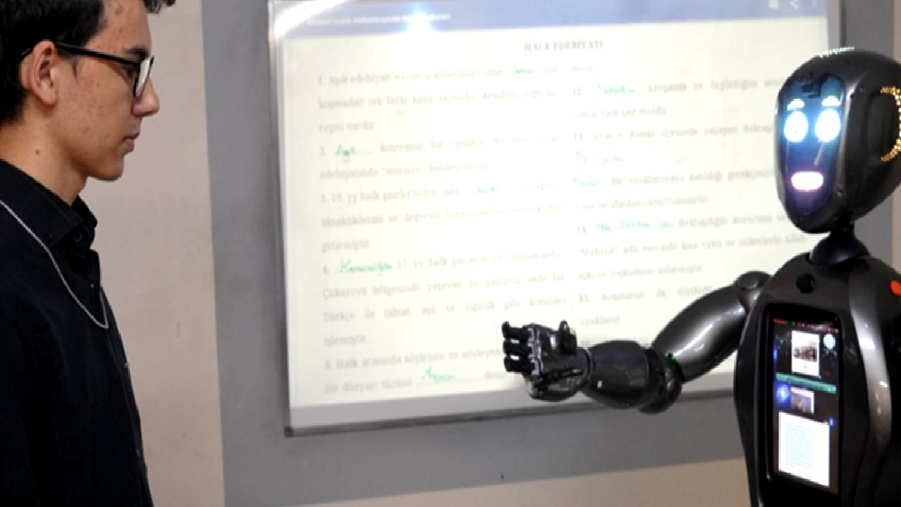 Yapay zeka destekli robot 'Ada', eğitim sisteminde devrim yaratıyor. Öğrencilerin