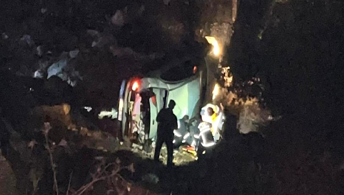 Yazıköy-Akçaköy mevkiinde meydana gelen trajik kazada, bir sürücü uçurumdan kurtarıldı.