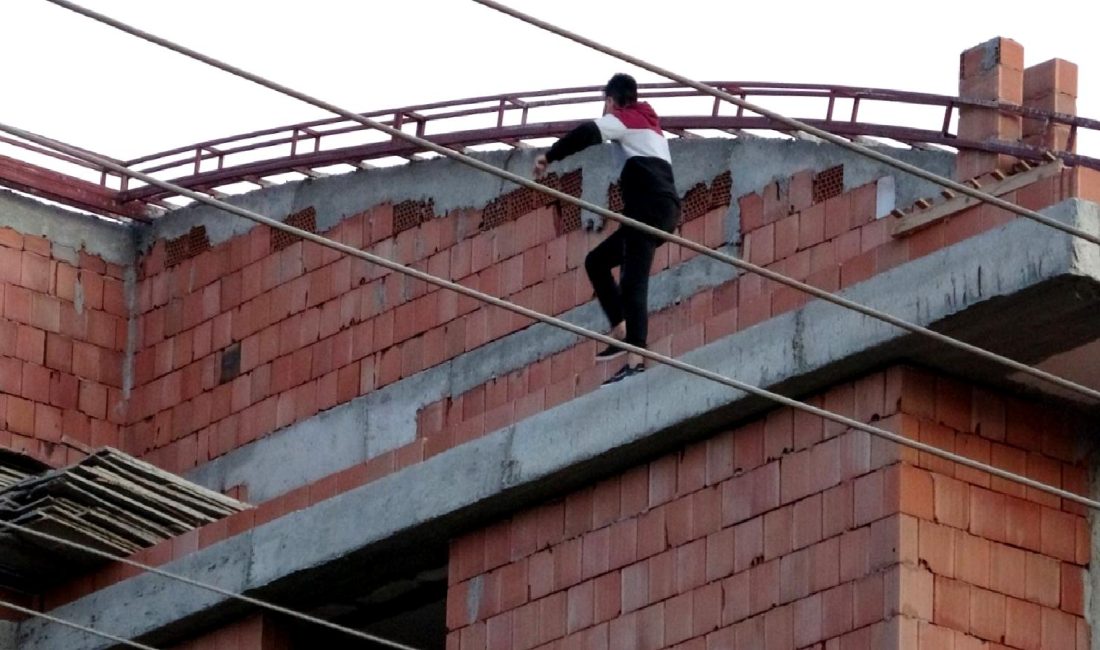 Y.Ç.'nin inşaat çatısındaki tehlikeli durumu, iş güvenliği açısından ciddi riskler
