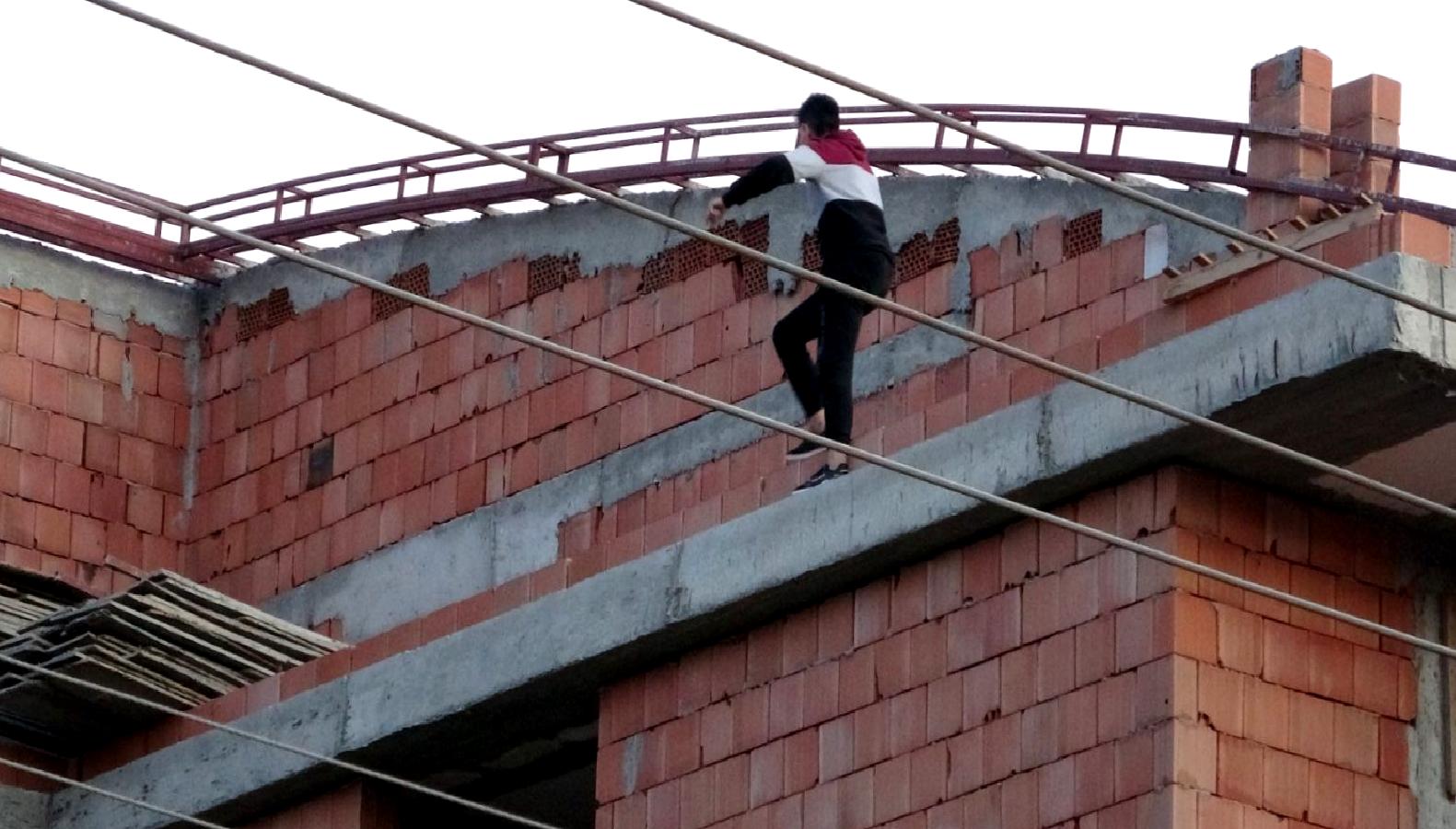 Y.Ç.'nin inşaat çatısındaki tehlikeli durumu, iş güvenliği açısından ciddi riskler