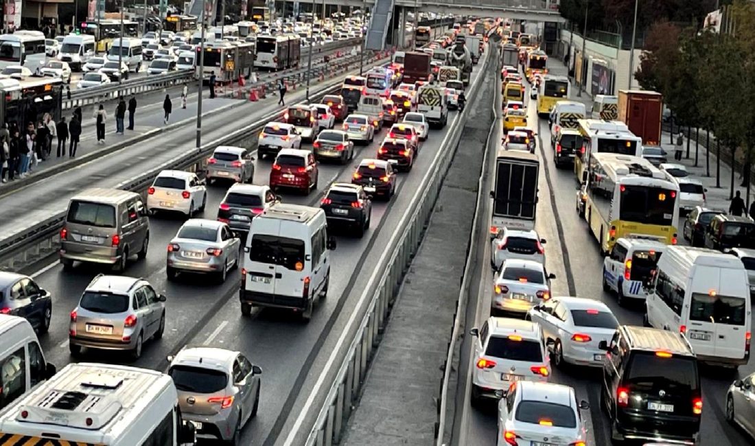 Yenibosna E-5 Karayolu’nda Tatil Dönemi Trafik Yoğunluğu Yenibosna E-5 Karayolu'nda tatil dönemi trafik yoğunluğunu keşfedin. Yoğun saatler,