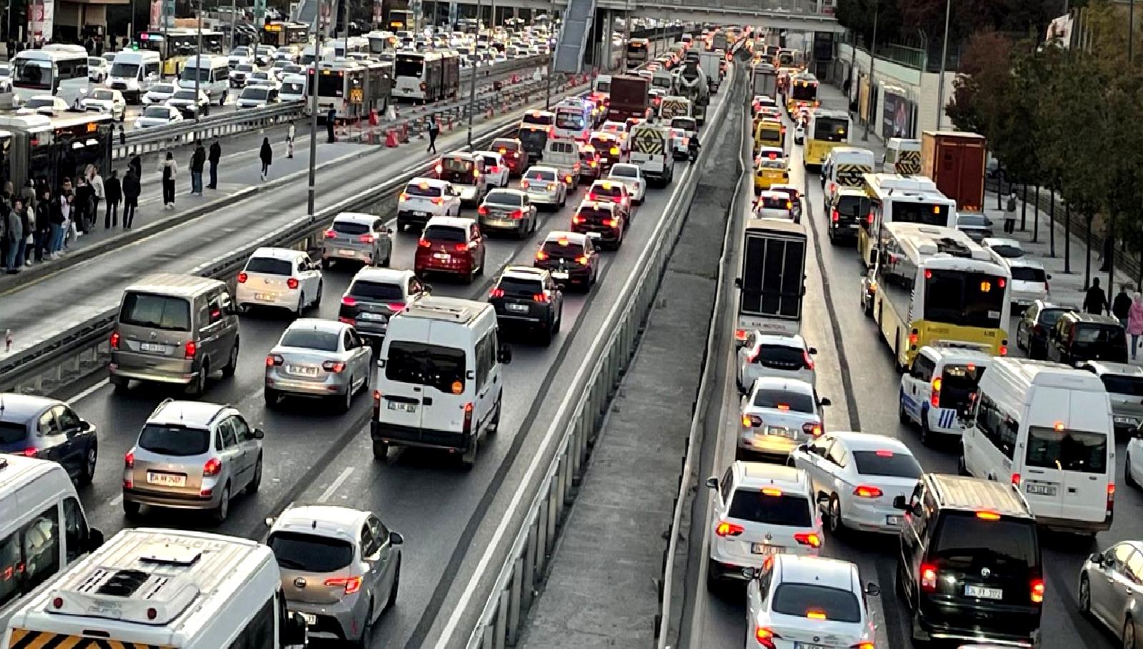 Yenibosna E-5 Karayolu'nda tatil dönemi trafik yoğunluğunu keşfedin. Yoğun saatler,