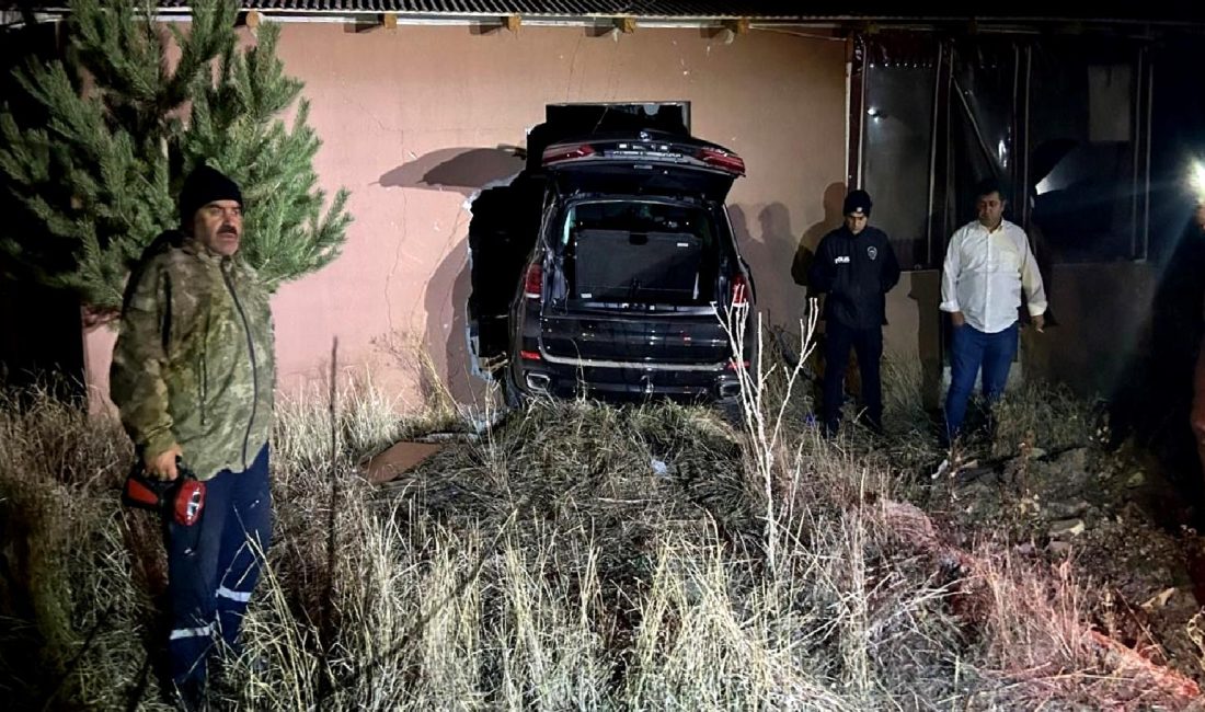 Yeşilyurt'ta meydana gelen kaza, bir cipin ev duvarına çarpmasıyla sonuçlandı.