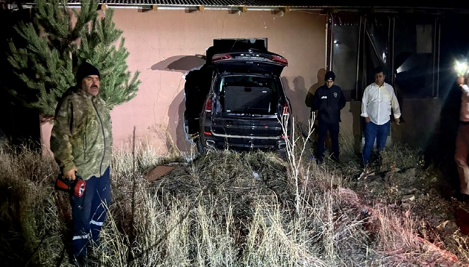 Yeşilyurt'ta meydana gelen kaza, bir cipin ev duvarına çarpmasıyla sonuçlandı.