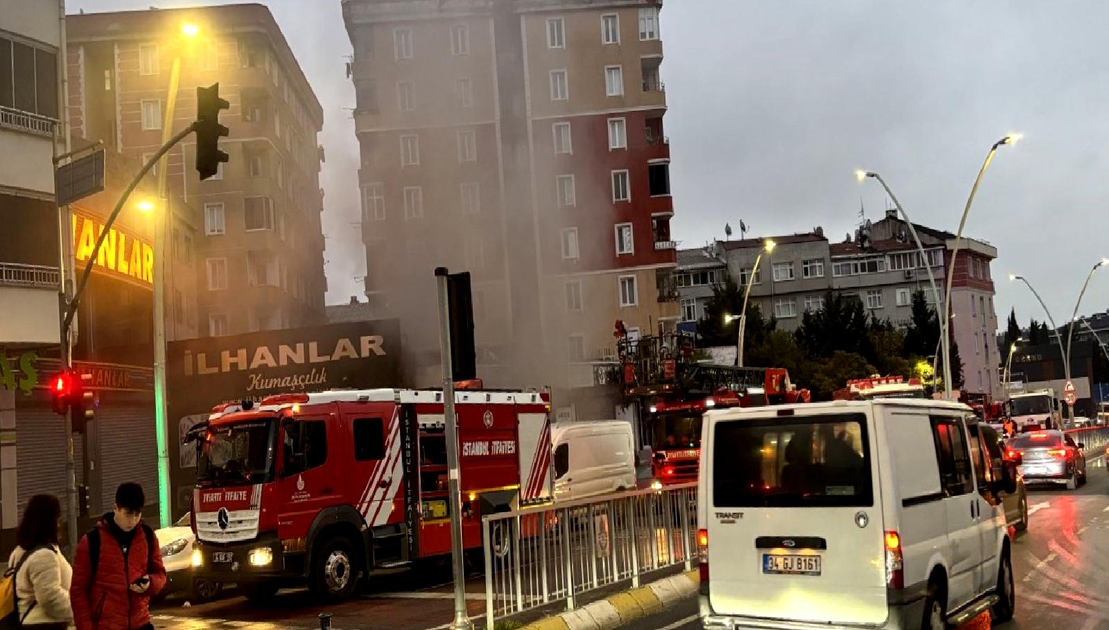 Zeytinburnu'nda meydana gelen tekstil deposu yangını, bölgedeki yaşamı olumsuz etkiledi.