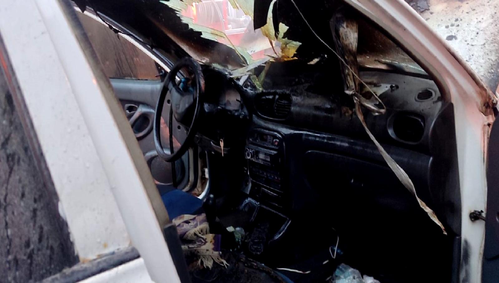 15 Temmuz Milli İrade Mahallesi'nde meydana gelen otomobil yangını, çevredeki