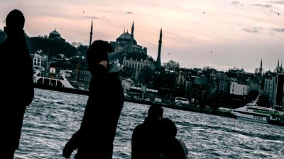 2025 asgari ücret beklentilerini ve yoksulluk sınırlarını derinlemesine inceleyin. Ekonomik