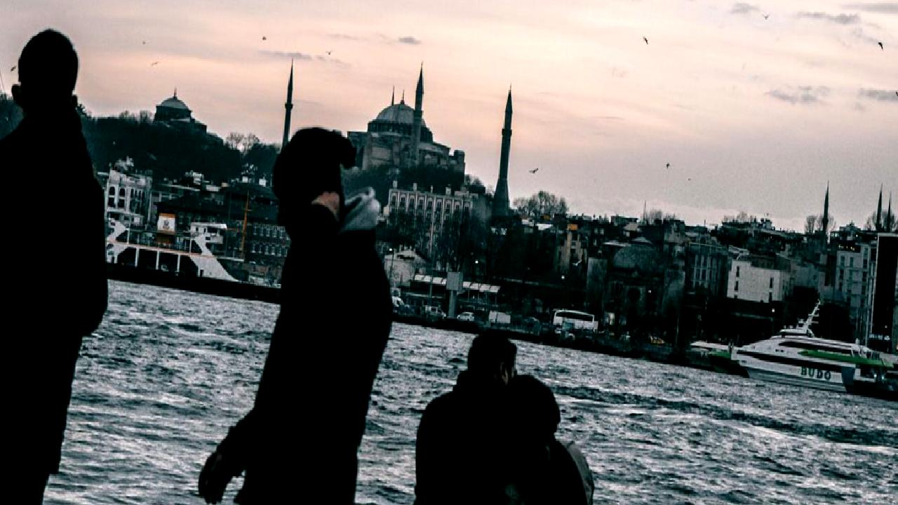 2025 asgari ücret beklentilerini ve yoksulluk sınırlarını derinlemesine inceleyin. Ekonomik