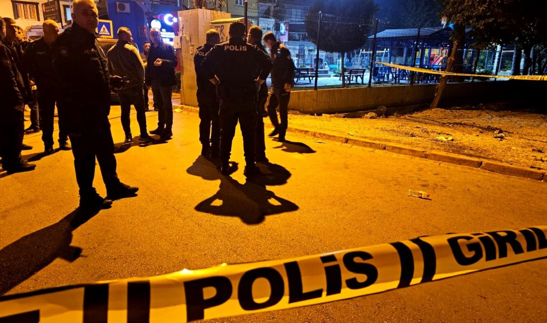 Adana’da Silahlı Saldırı: 24 Yaşındaki Genç Hayatını Kaybetti Adana'da gerçekleşen silahlı saldırıda 24 yaşındaki bir genç hayatını kaybetti.