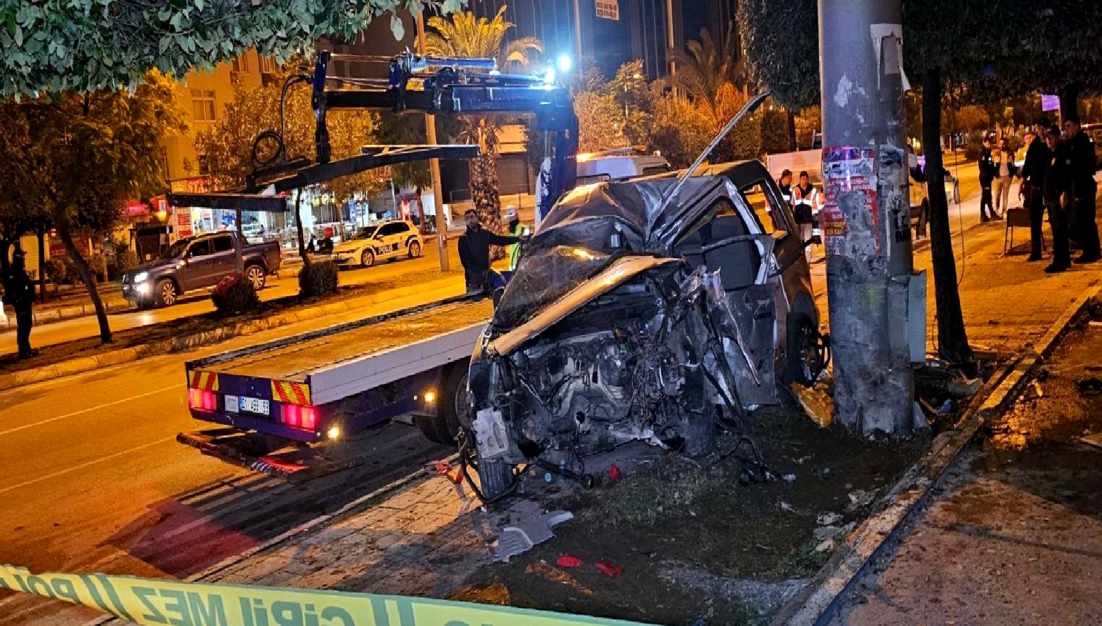 Adana'da meydana gelen trafik kazasında bir sürücü hayatını kaybetti, yanında