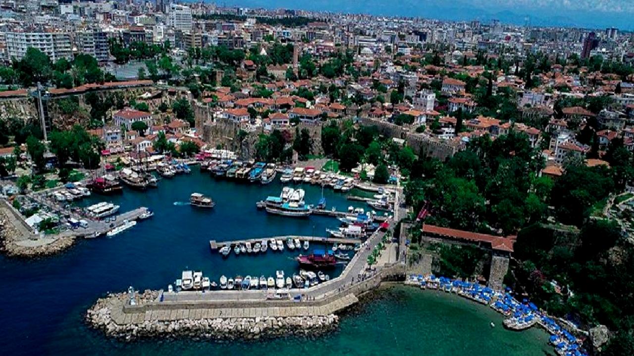 Antalya'nın turizm başarısını keşfedin! 2023'te 17 milyon ziyaretçi beklentisi ile