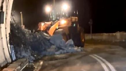 Artvin'de meydana gelen heyelan nedeniyle karayolu trafiğe kapandı. Olay sonrası