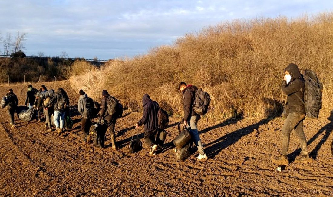 Ayvalık açıklarında gerçekleştirilen düzensiz göçmen kurtarma operasyonu, denizdeki hayat kurtarma