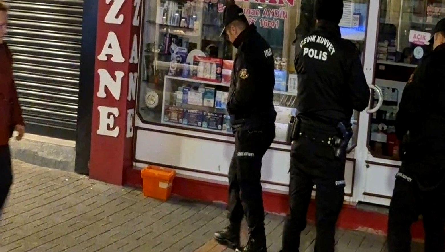 Bartın'da bir eczane önünde bulunan şüpheli kutu alarmı sonrası yetkililer