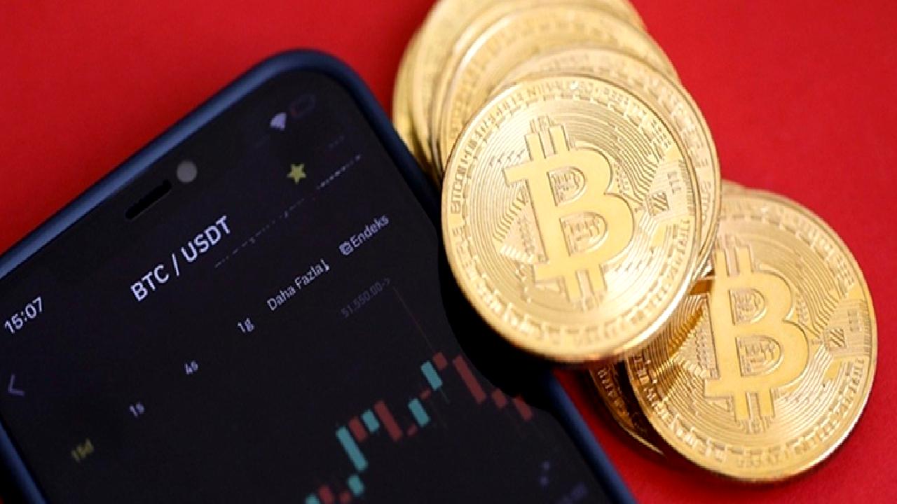 Bitcoin, tarihi zirvesine ulaştıktan sonra yaşanan sert düşüşle yatırımcıları endişelendirdi.
