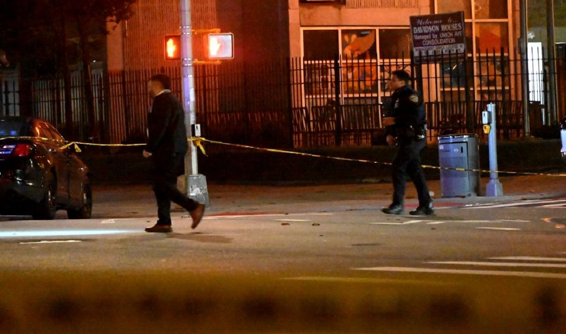 Bronx’ta İki Ayrı Silahlı Saldırı: Bir Ölü, Beş Yaralı Bronx'ta meydana gelen iki ayrı silahlı saldırıda bir kişi hayatını