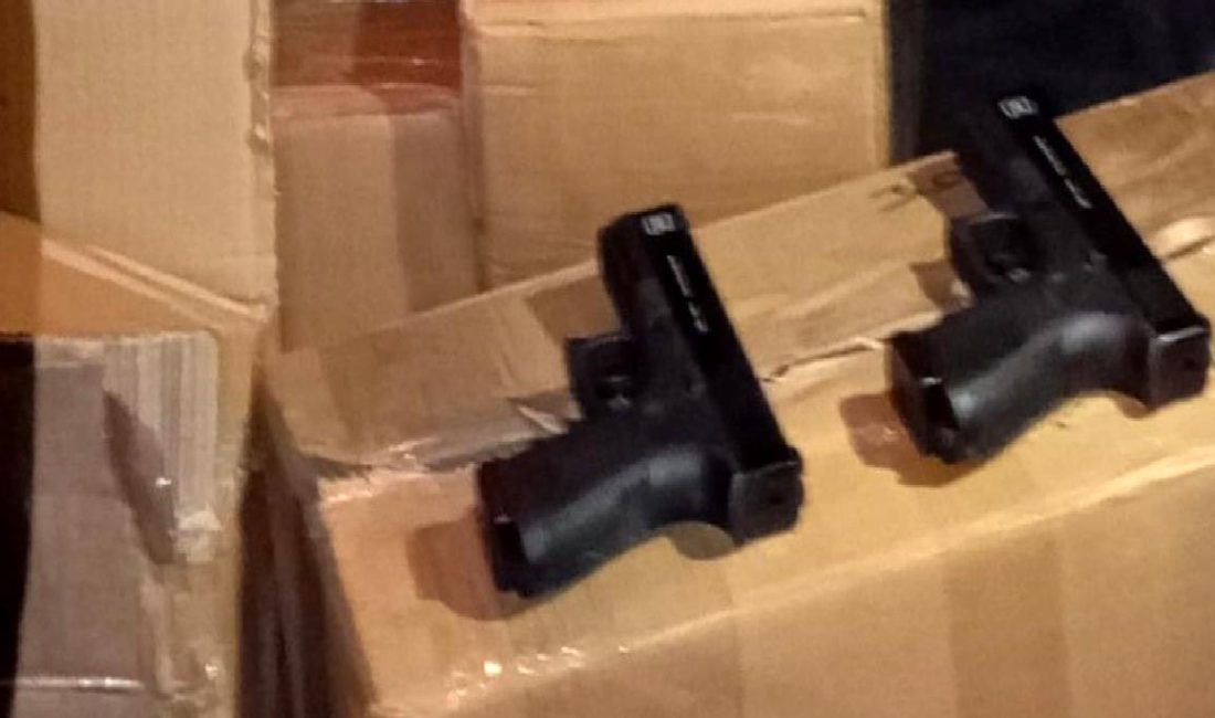 Bursa’da Kaçak Silah Operasyonu: 150 Adet Suikast Silahı Ele Geçirildi Bursa'da gerçekleştirilen geniş çaplı bir kaçak silah operasyonunda 150 adet