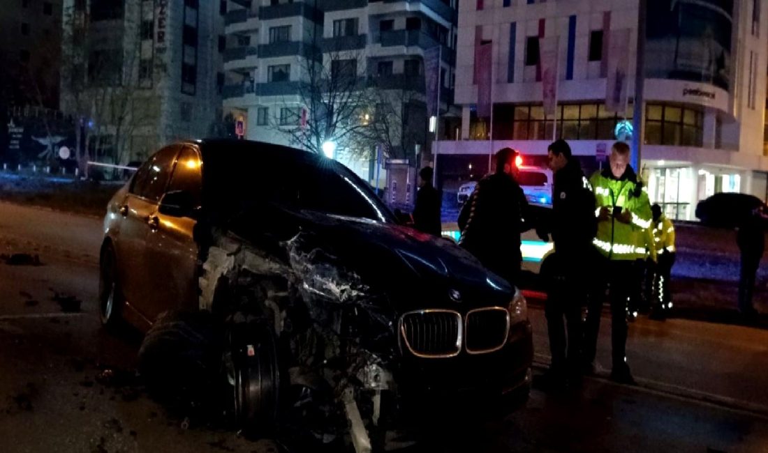 Bursa’da Ters Yönde Seyreden Araçla TIR Çarpıştı: 2 Yaralı Bursa'da meydana gelen kazada, ters yönde seyreden bir araç ile