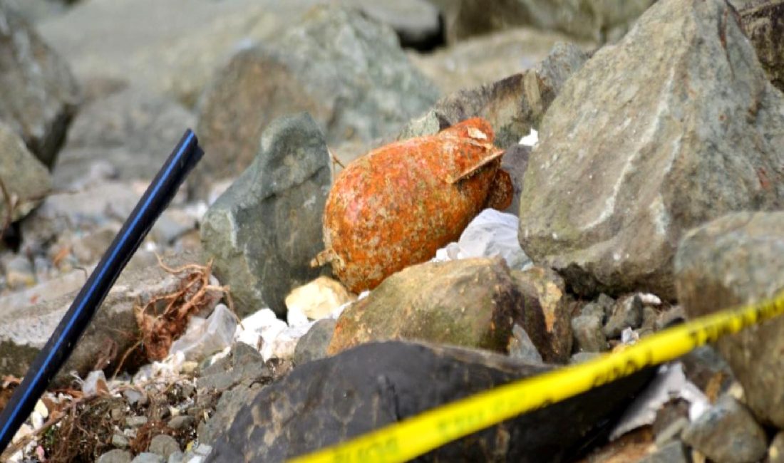 Büyüktaşhane Mahallesi’nde Bulunan Şüpheli Metal Obje İnceleniyor Büyüktaşhane Mahallesi'nde bulunan şüpheli metal obje, güvenlik güçleri tarafından inceleniyor.