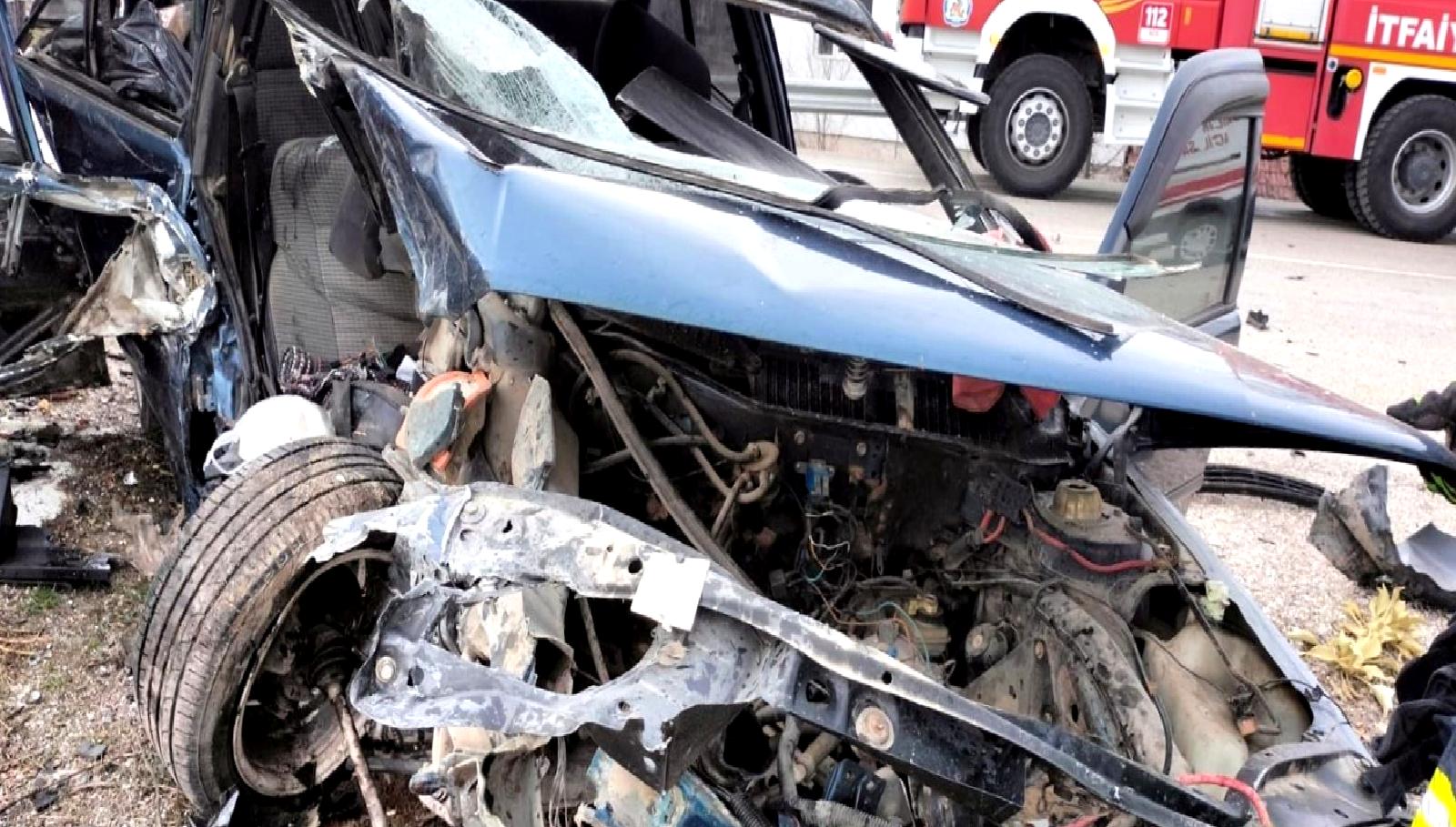 Çameli'de meydana gelen trafik kazasında üç araç kafa kafaya çarpıştı.