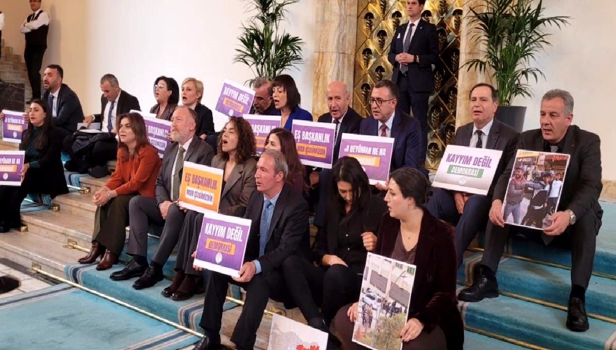 DEM Partisi, Meclis Şeref Holü'nde düzenlediği oturma eylemiyle, toplumsal sorunlara