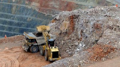 Denizli'de düzenlenen Maden Sektör Toplantısı, ihracatçıların karşılaştığı sorunları ele alarak