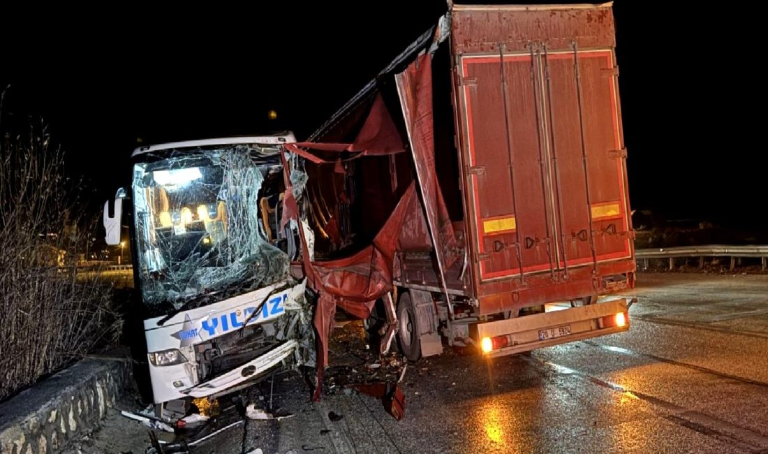 Dinar-Çay Kara Yolunda Trafik Kazası: 18 Yaralı Dinar-Çay kara yolunda meydana gelen trafik kazasında 18 kişi yaralandı.